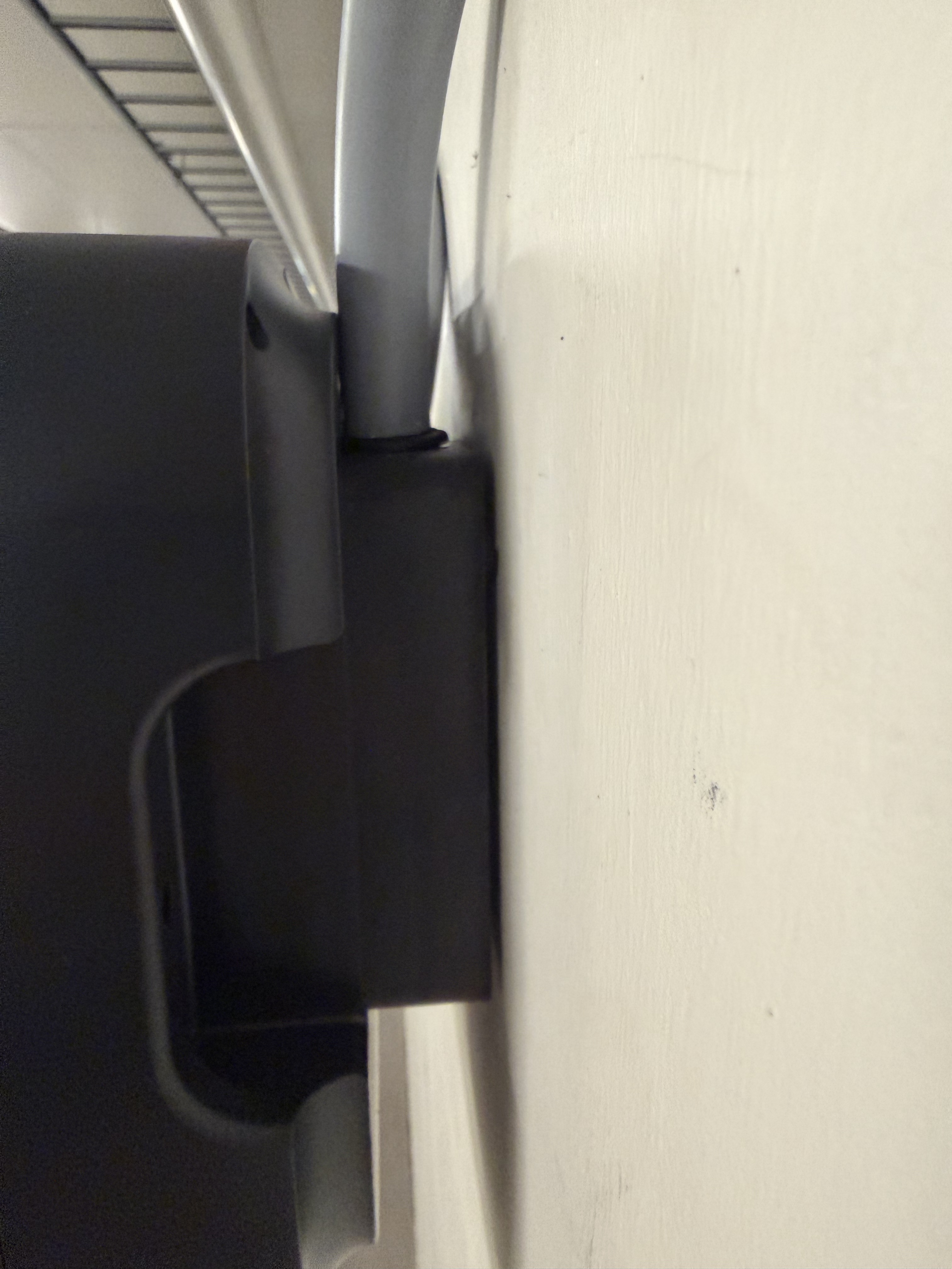 Et overdimensioneret kabel, der er for tykt til indgangen, så laderen ikke kan sætte sig korrekt